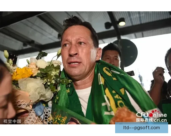 弗赖堡主帅赛季末离任引球迷深情不舍挥泪送别