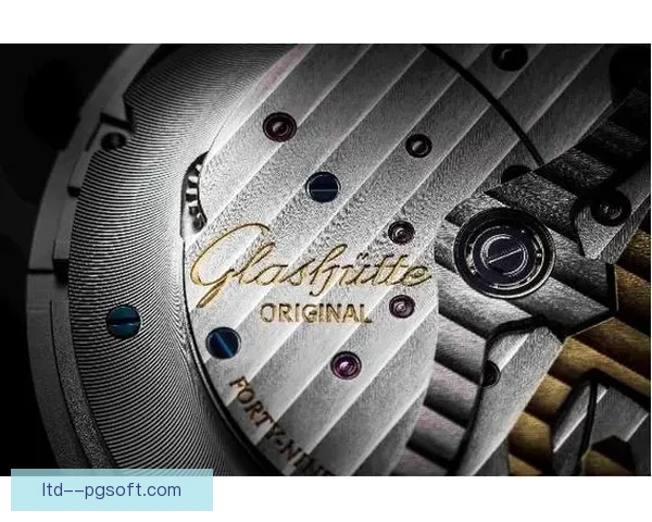 曼联官方宣布携手全球知名制表品牌推出世界杯周年限量联名新腕表